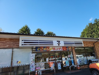 こげ茶色のセブンイレブンの看板を久々に見ました(^^)/