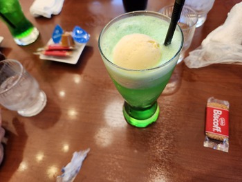 ライブ打ち上げ定番”クリームソーダ”グビグビ飲みました(^^)/