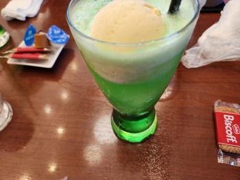 ライブ打ち上げ定番”クリームソーダ”グビグビ飲みました(^^)/