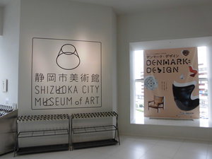 美術館とポスター