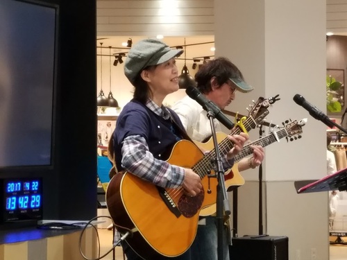 アピタdeふぉーくライブ♪たくさんのお客さまで盛り上がりました♪♪