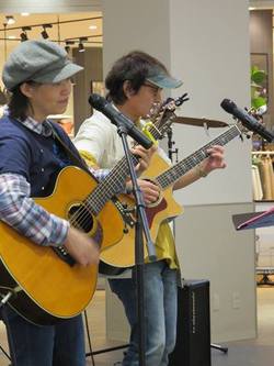 アピタdeふぉーくライブ♪たくさんのお客さまで盛り上がりました♪♪