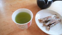今朝の朝食。おかずにシシャモを焼いてみたら…