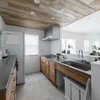 ナチュラルウッドのkitchen★は シンプルデザイン＋造作カウンター＆背面に設けた棚で収納力も◎ 2020/11/22 10:02:15