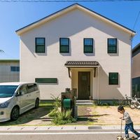 アイボリーの塗り壁に差し色ブラウンで やさしい雰囲気の外観★ 2021/01/30 10:06:34