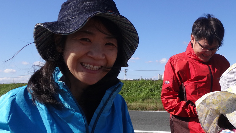 農薬も肥料も使わない家庭菜園教室　田んぼで脱穀