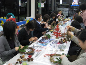 ♪クリスマスリース講座　小笠店にて開催♪
