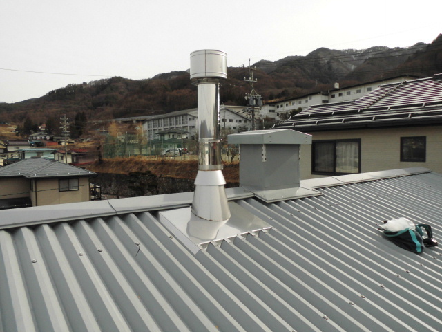 板金屋根に煙突　5