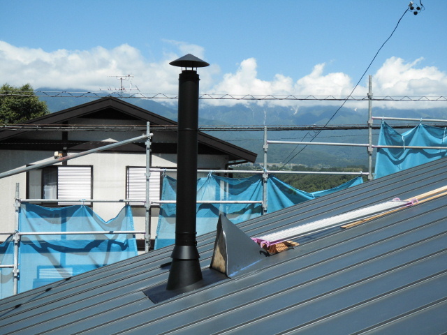 板金屋根に煙突　6