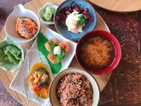 オーガニック菜食Cafe、KURIYAのランチプレート 2018/06/22 18:43:17