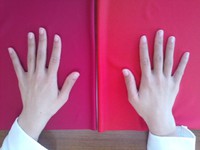 手の色が違って見えています！