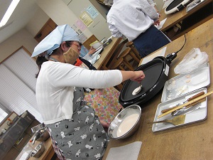 ３月、さくら餅つくり講座の様子