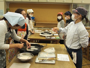 ３月、さくら餅つくり講座の様子
