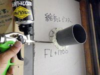 リフォーム工事中。換気扇、給気口の配管まわりにウレタンフォーム充填