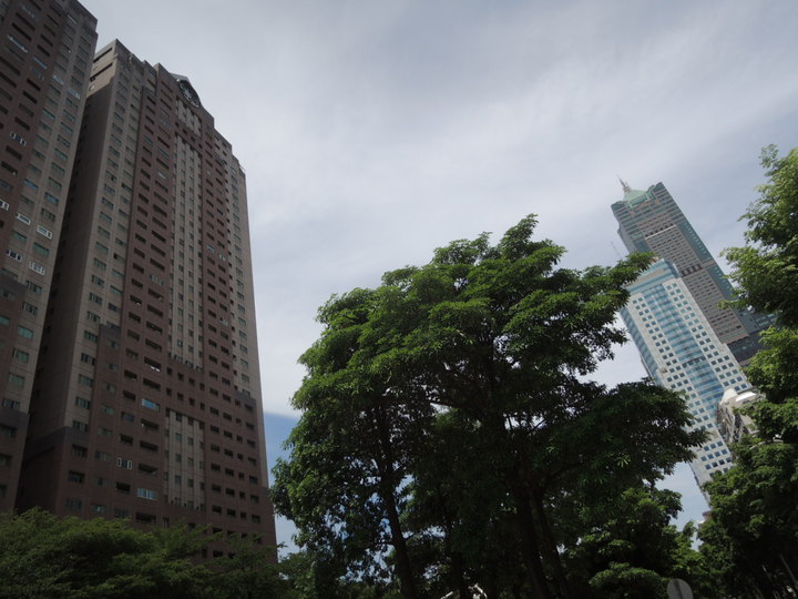 高雄国際空港からホテルへ。Each Family (家家小屋) にチェックイン。