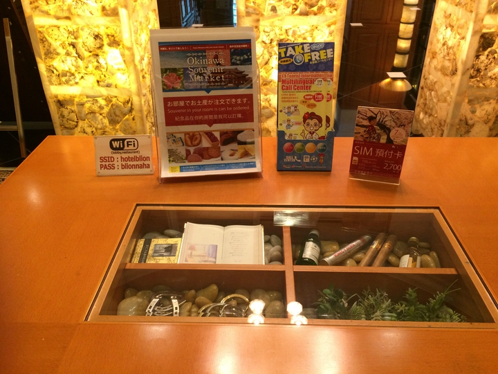 沖縄のビジネスホテルでは、訪日客向けに沖縄の名産品を売っています！