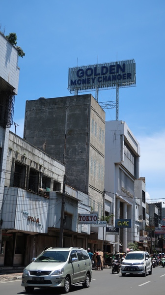 バンドンで一番おすすめの外貨両替所「Golden Money Changer」は 市内に2ヶ所あります。