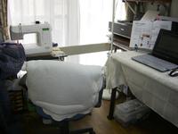 右にパソコン・左にミシン
