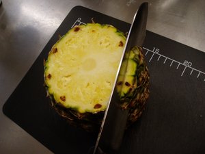 パイナップルの皮の剥き方　（＾＾）/