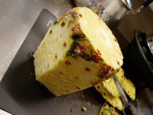 パイナップルの皮の剥き方　（＾＾）/