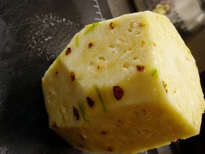 パイナップルの皮の剥き方　（＾＾）/