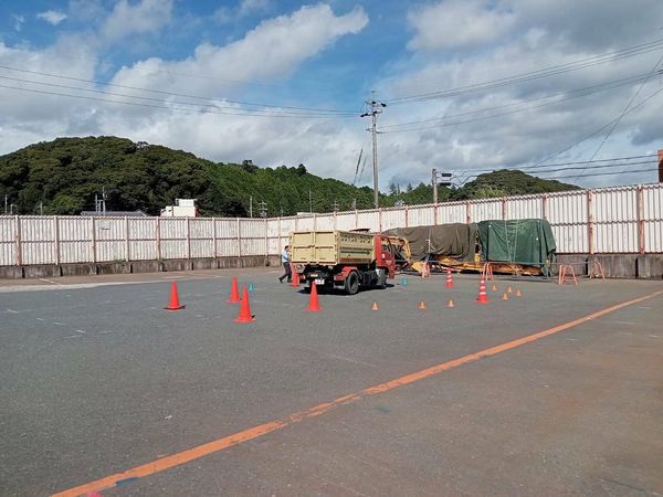 安全衛生管理主催、遠鉄自動車学校から指導員を招いて(安全運転研修会)を行いました。