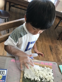 3歳児の手巻き寿司 2020/08/12 18:08:49