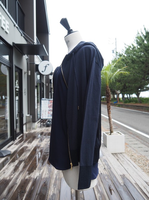 透け感が美しいBeige,のカーディガン