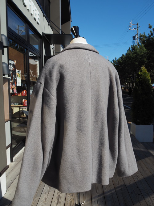 年間通して大活躍、綿ストレッチ素材のブラウス＋高級コートブランド