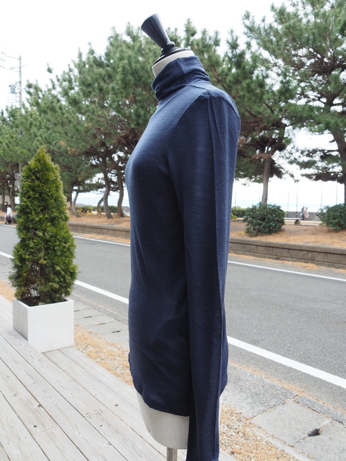グレーのパンツに合わせたい小さめサイズの組合せ