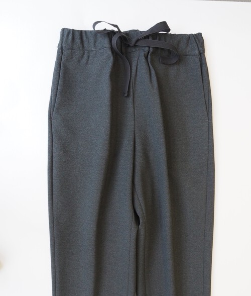 グレーのパンツに合わせたい小さめサイズの組合せ
