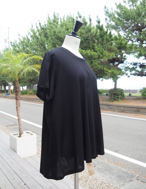 小さなサイズのカーディガン＋大き目の黒のTee