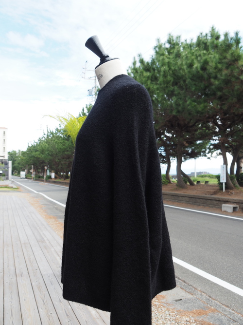 女性らしさも感じるお洒落な全方向ストレッチ、カシミア混Tops