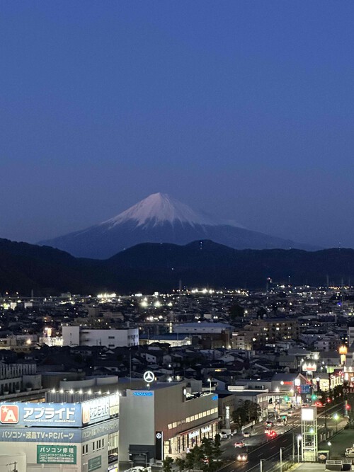 どんなインナーにも重ねられる大人気のカシミア混のカーディガン