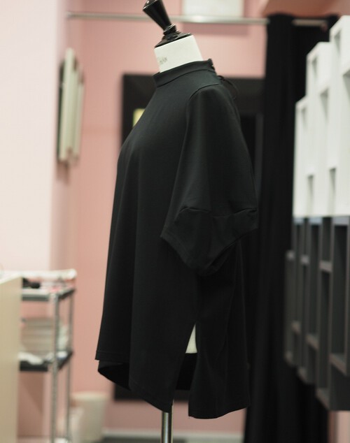 細めのパンツに合わせたい丈長めの洗えるTops