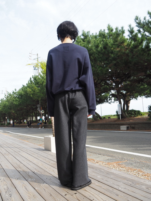 バイアスカットの美しいシルエットの立体パターンパンツ