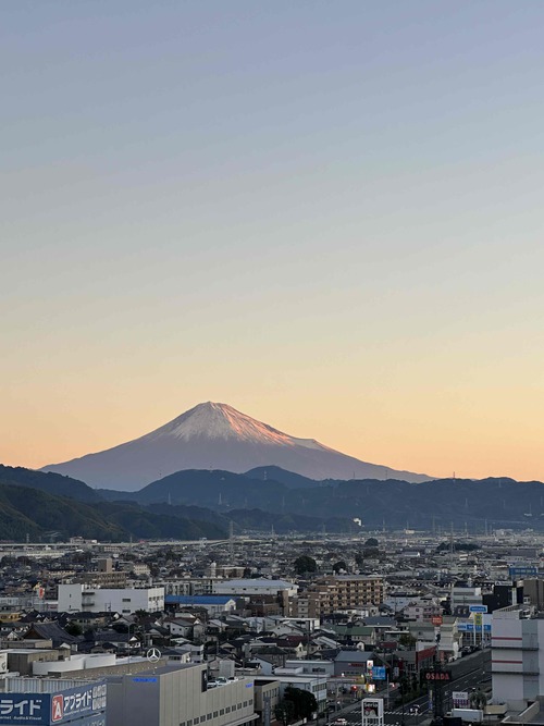 カジュアルなアイテムのシックな着こなし