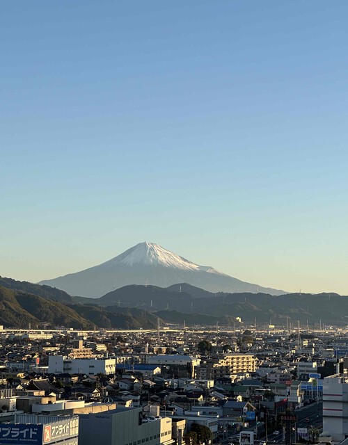 カジュアルなアイテムのシックな着こなし
