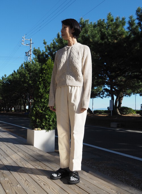 寒くなったらEcruカラーのパンツが活躍致します