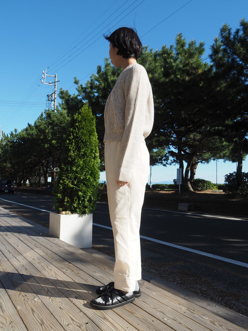 寒くなったらEcruカラーのパンツが活躍致します