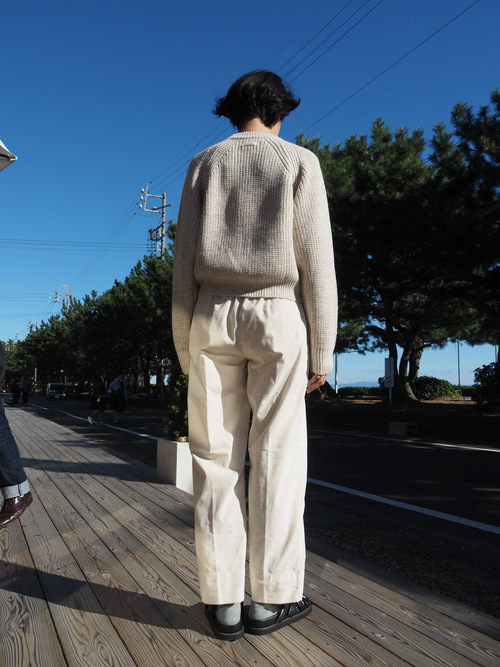 寒くなったらEcruカラーのパンツが活躍致します