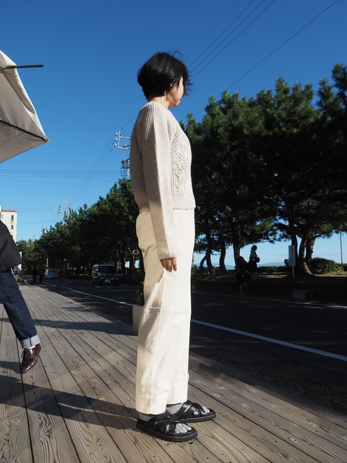 寒くなったらEcruカラーのパンツが活躍致します
