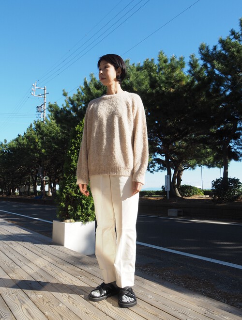 寒くなったらEcruカラーのパンツが活躍致します