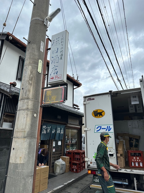 ミドルゲージのセーターにはENFŐLDのポリエステルパンツを合わせましょう！
