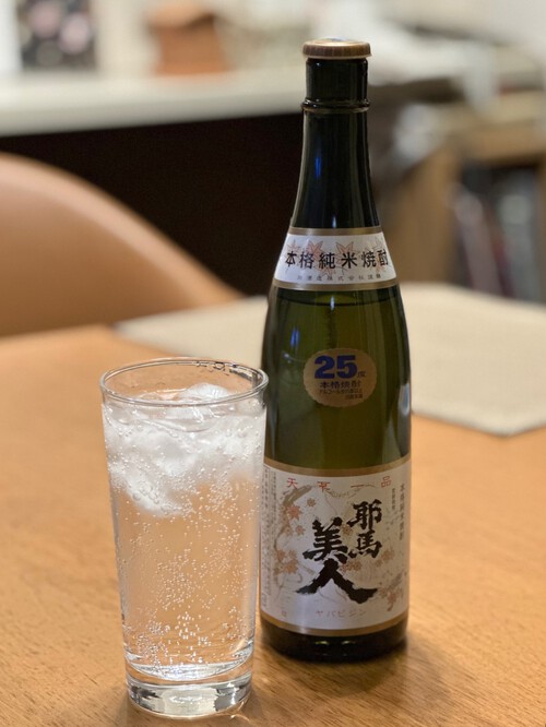 ミドルゲージのセーターにはENFŐLDのポリエステルパンツを合わせましょう！