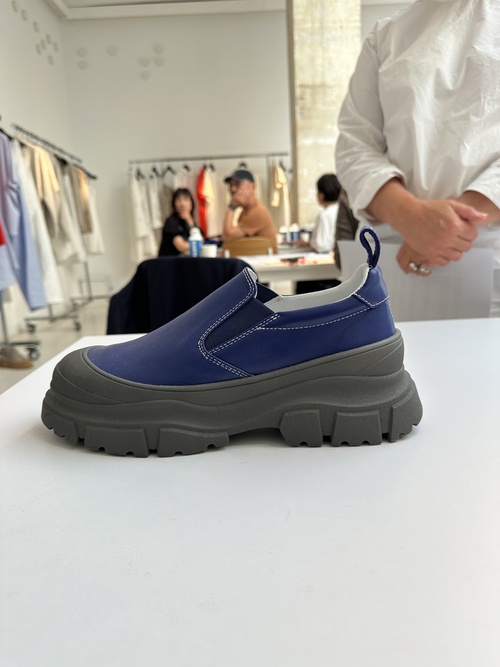 来シーズンのいつもより若干細目のデニムパンツ＋新作イージースリッポン