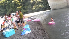 川でBBQ
