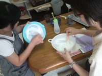肌は触りすぎると老化する？！