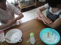 肌は触りすぎると老化する？！