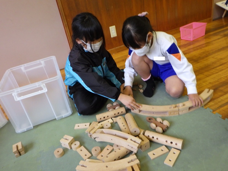 クムンダと室内遊び